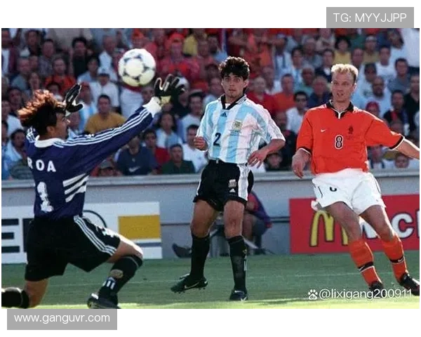 冰王子丹尼斯博格坎普的优雅足球艺术与阿森纳传奇之路