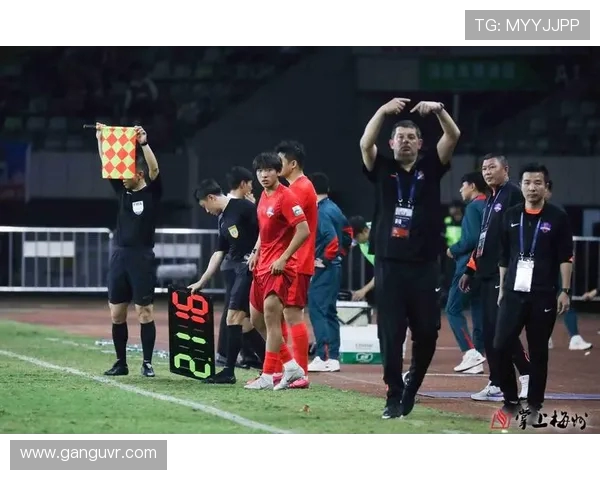 中超足球联赛新赛季精彩开幕 各队争夺激烈球迷热情高涨 中超足球联赛新赛季精彩开幕 各队争夺激烈球迷热情高涨